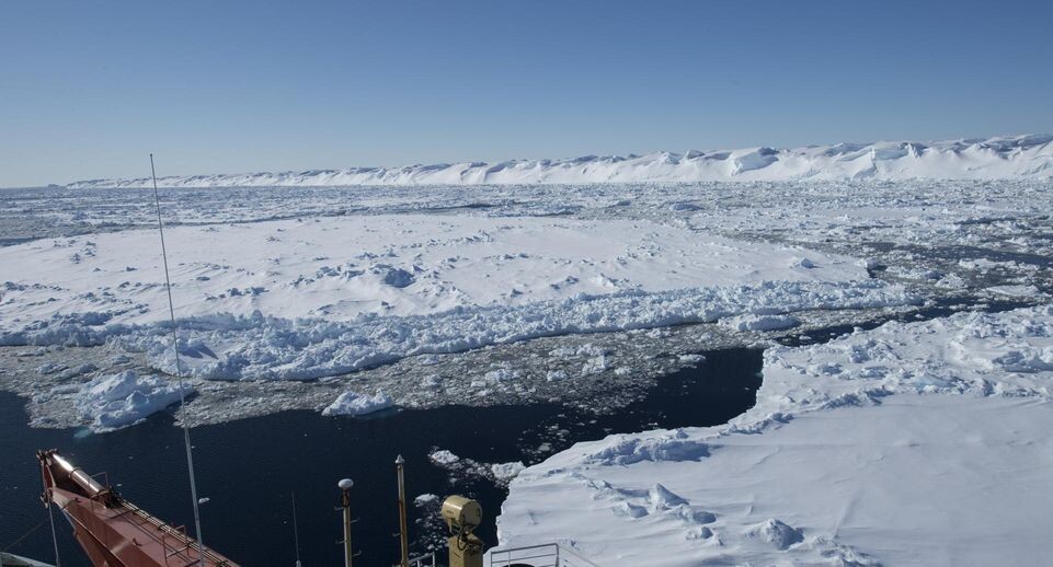    Осечка A23a, обнаруженная во время экспедиции научно-исследовательского судна POLARSTERN PS96 в 2016 году в центральной части моря Уэдделла. / Hannes Grobe - Own work, CC BY-SA 4.0