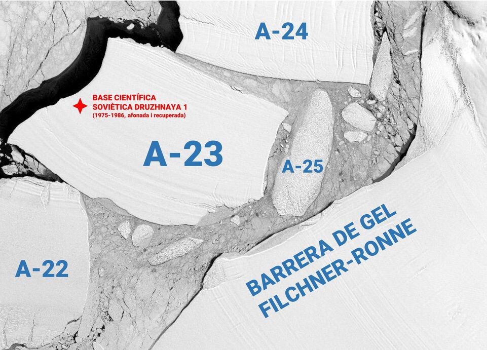    Спутниковое изображение отколовшихся от шельфового ледника Фильхнера айсбергов, в том числе A23. 10 ноября 1986 года / Wikipedia.org