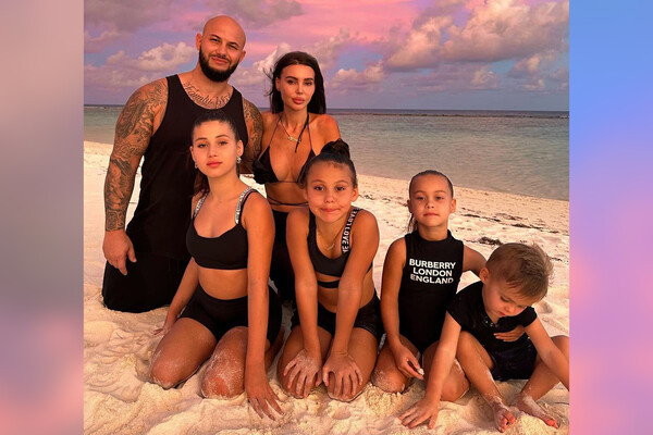 Джиган и Оксана Самойлова с детьми на отдыхе / samoylovaoxana/Instagram   📷