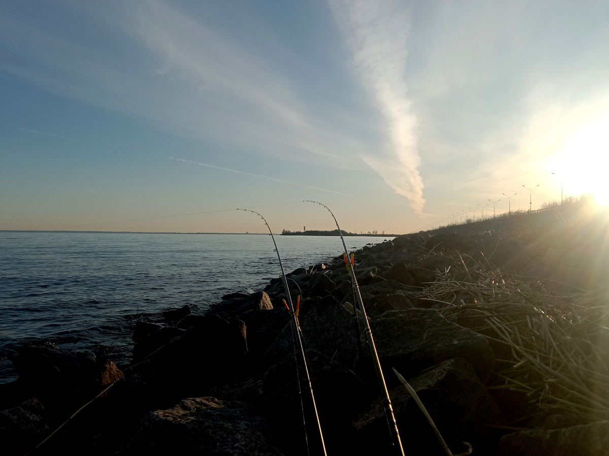 А вот вчера вечером на заливе было вот так! Боюсь представить, что сейчас там творится...