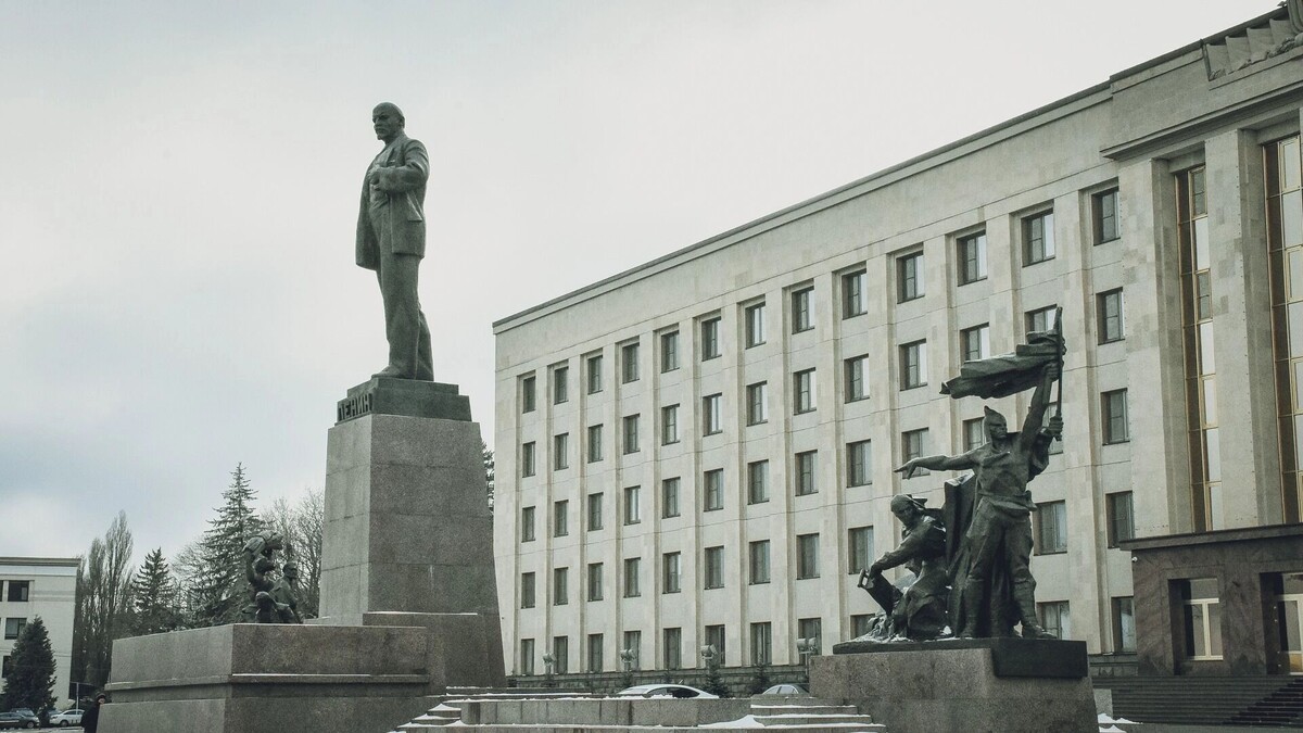    Раньше на месте площади Ленина находился пустырь, на который часто прибегали волки   1MI