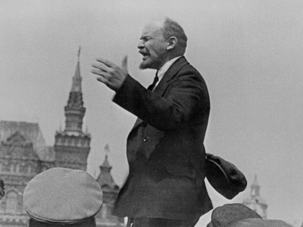    Владимир Ильич Ленин выступает с речью перед воинами Всеобуча во время парада на Красной площади 25 мая 1919 года | © РИА Новости