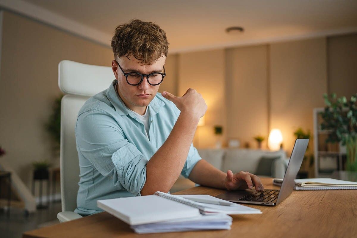 Реферат могут дать в качестве задания в старших классах школы или на первом курсе вуза. Источник: Miljan Zivkovic / Shutterstock / FOTODOM📷
