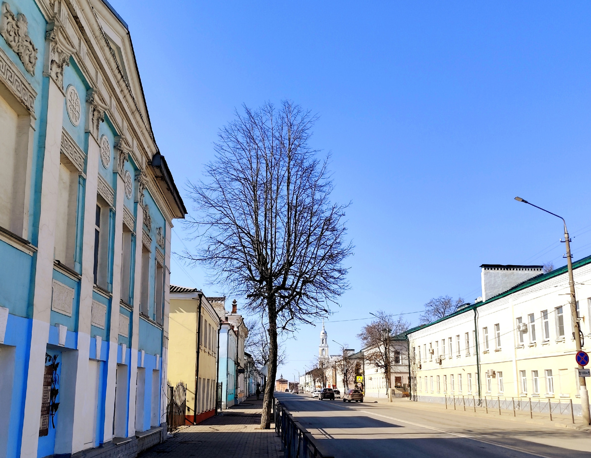 По центральной улице Коломны (улице Октябрьской революции) ходить, пока на деревьях нет зелени, не очень комфортно. Пыль от машин не даёт насладиться прогулкой. В первый день мы шли по ней, но сегодня решили выбрать более экологичный путь и  шли по параллельной ей улице частного сектора.