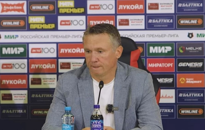 Человек, пытающийся перекричать штормовое предупреждение и доказать, что интенсивность важнее гравитации