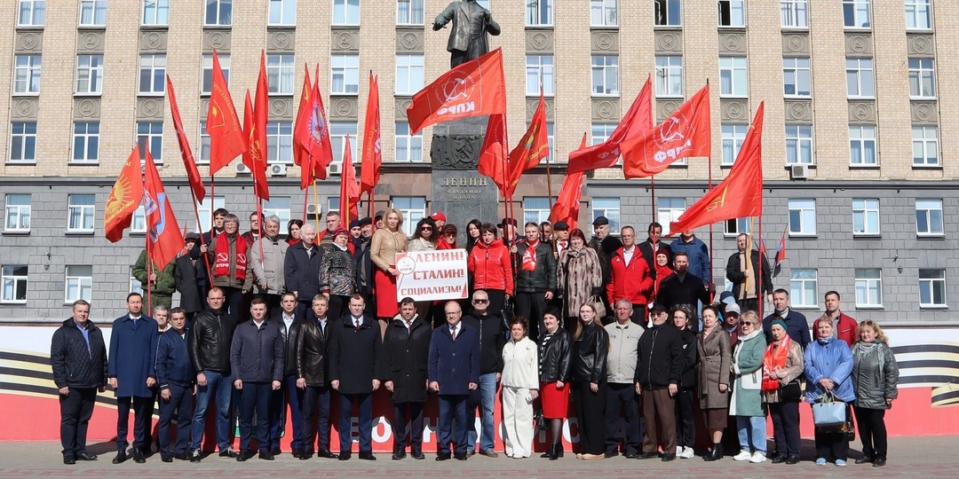 В Орле торжественно возложили цветы к памятнику Владимиру Ильичу Ленину