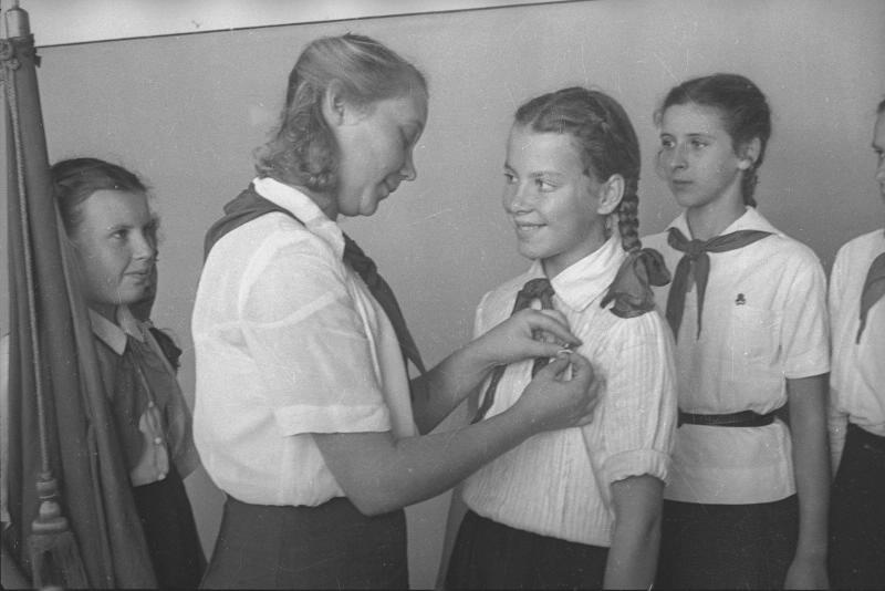 Прием в пионеры. Сергей Васин, 1940 год, г. Москва, МАММ/МДФ.
