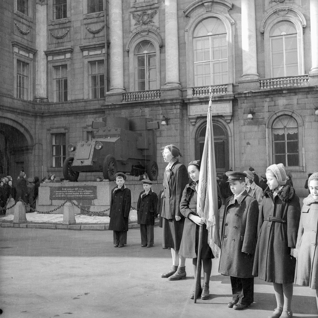 Прием в пионеры. Евгений Халдей, 1954 год, г. Ленинград, МАММ/МДФ.
