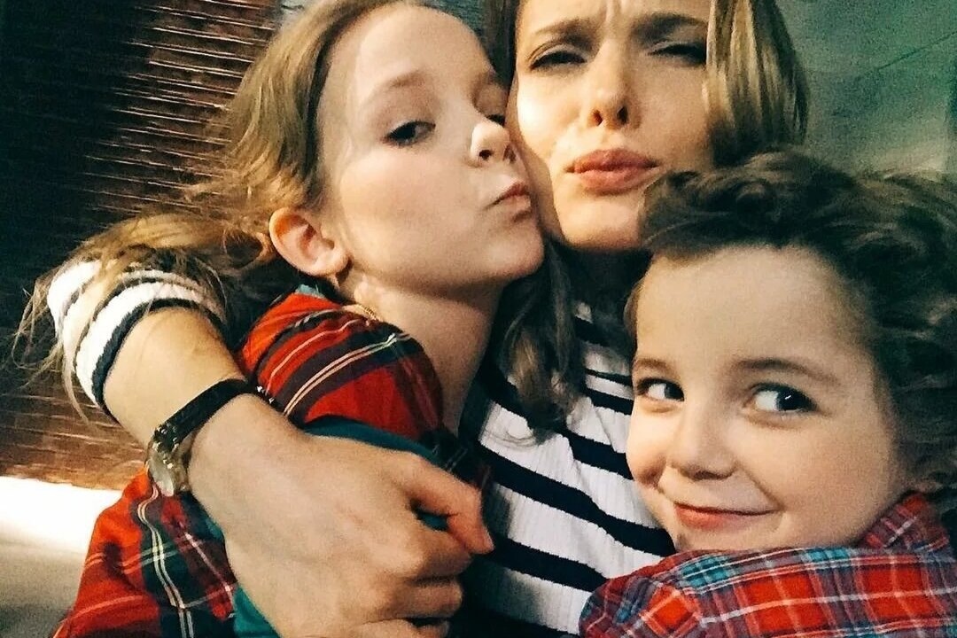     «Покажи всем, как надо!»: Светлана Иванова опубликовала фото младшей дочери в день ее рождения