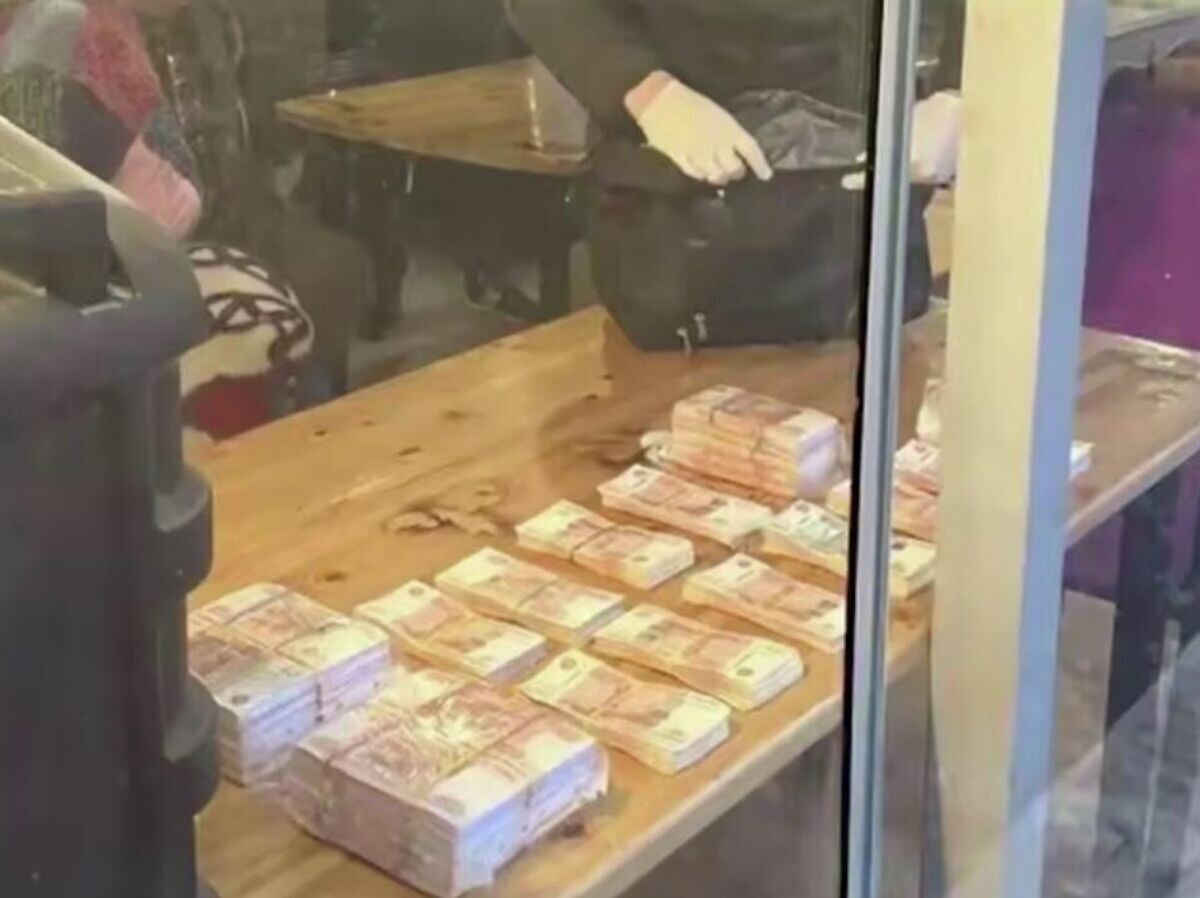    Задержание генерального директора парка "Патриот" Минобороны России Виталия Мелимука во время получения взятки. Кадр видео | © УСМИ СК России