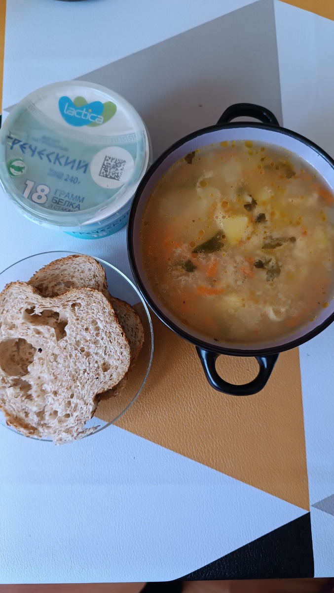 Хлеб отрубной, суп рисовый и греческий йогурт 