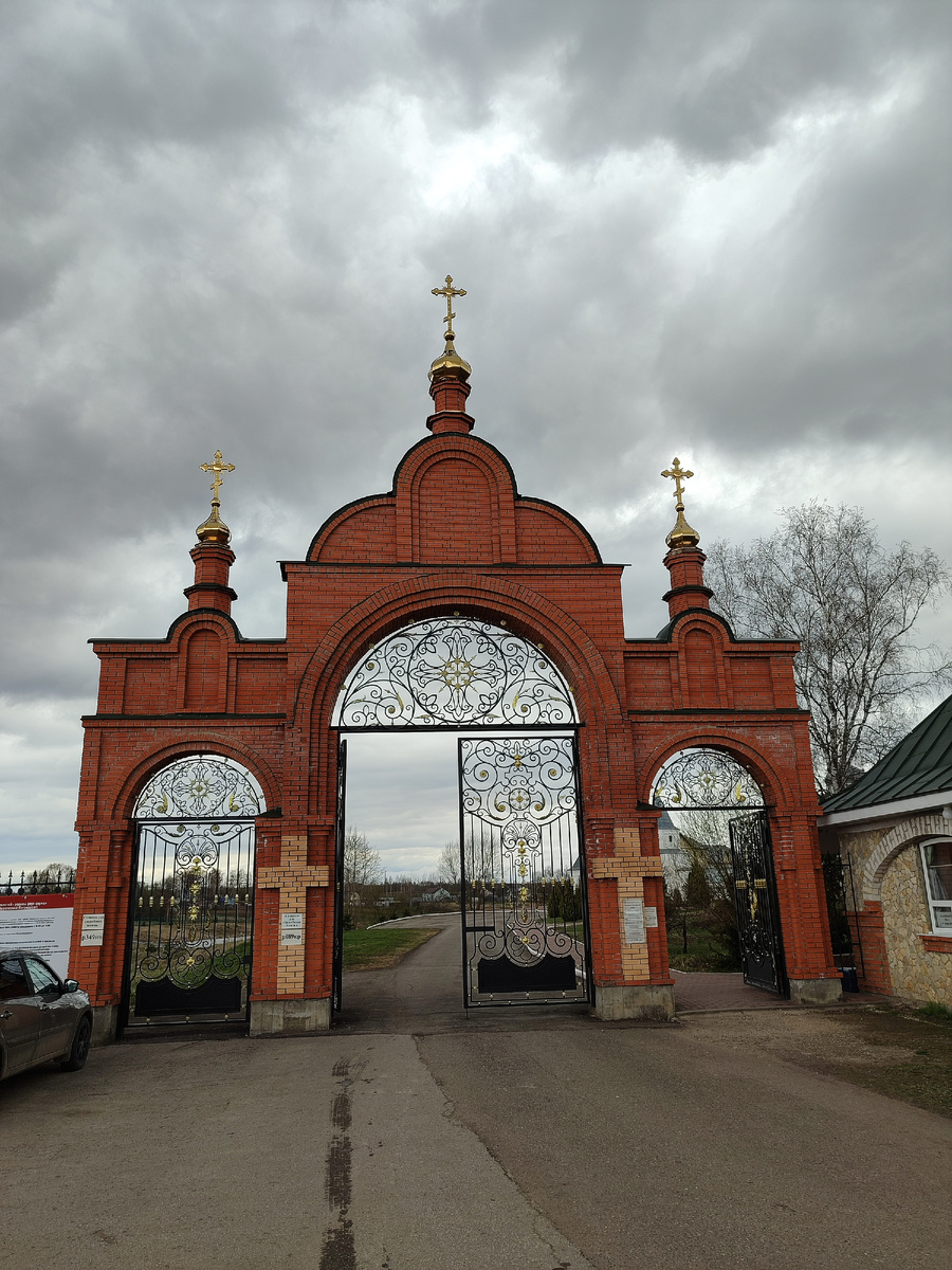 Калужская область, городское поселение Мещовск, село Искра, улица Монастырская, 1