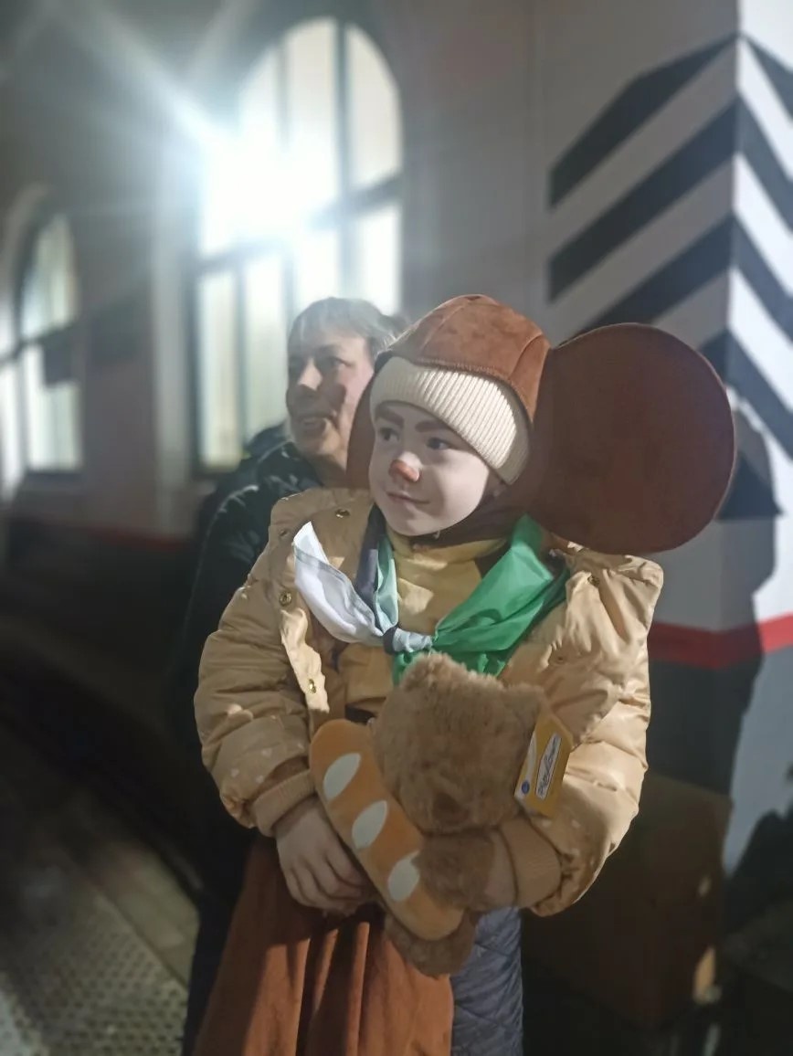 В этот раз Оля с эшелона увозила подарок - плюшевого мишку.