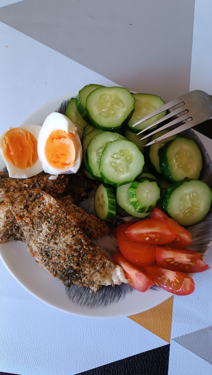 Грудка, запечённая в духовке, помидор, огурец и яйцо