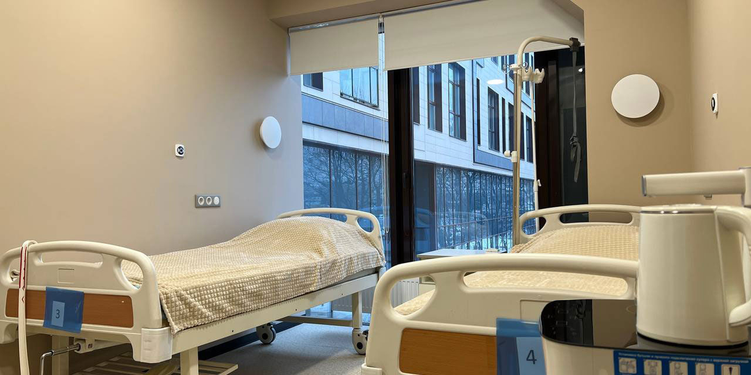 Хирург после операции умывает руки?