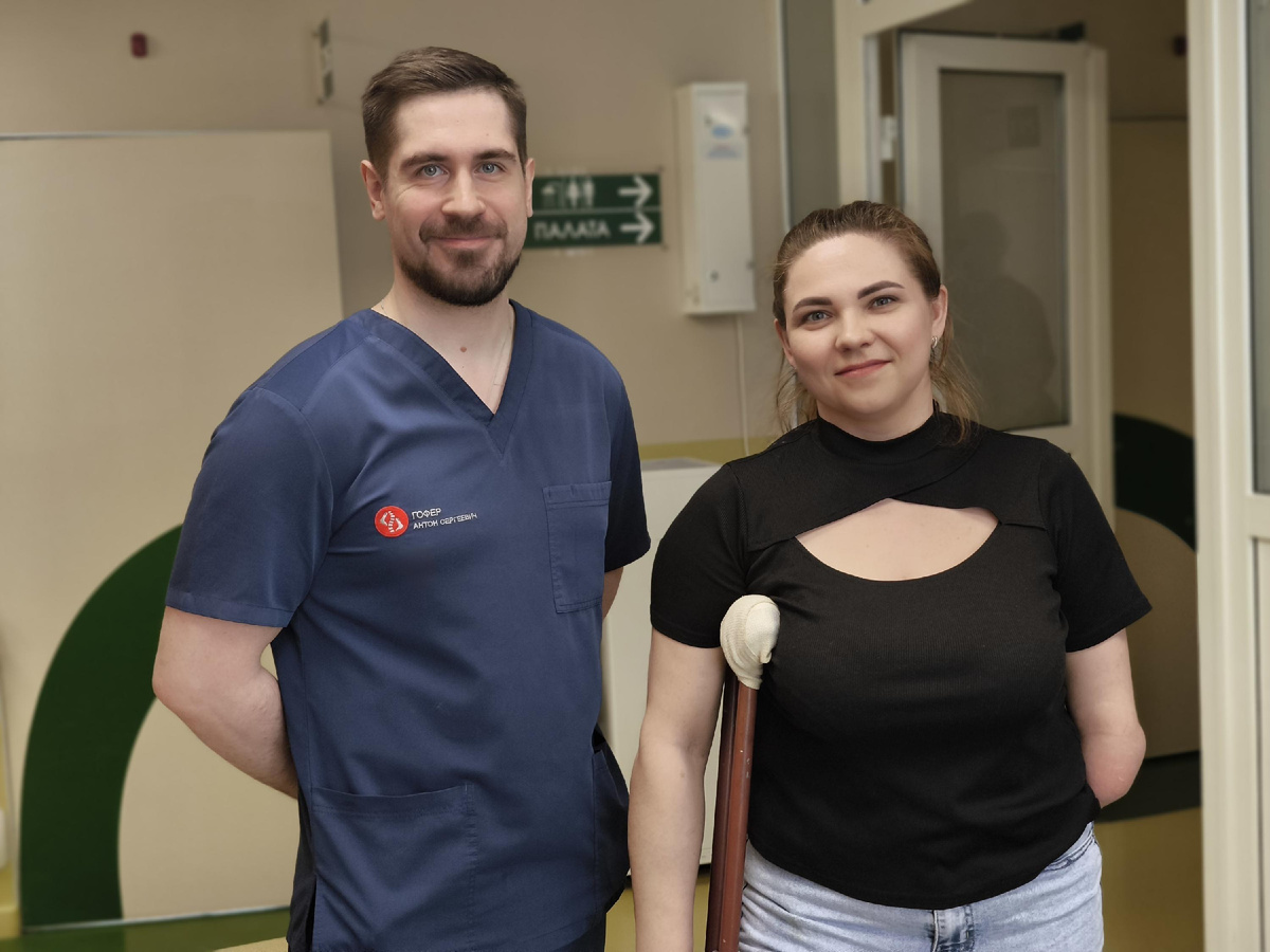 Евгении выполнена артроскопическая реконструкция связки по щадящей технологии. На фото пациентка — с хирургом-ортопедом ННИИТО Антоном Гофером 