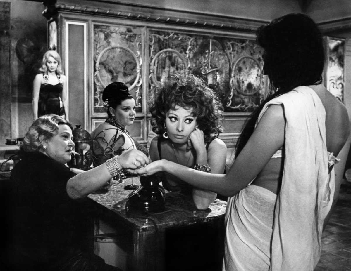 Софи Лорен на съемках фильма «Брак по-итальянски», 1964 год. Листаем >