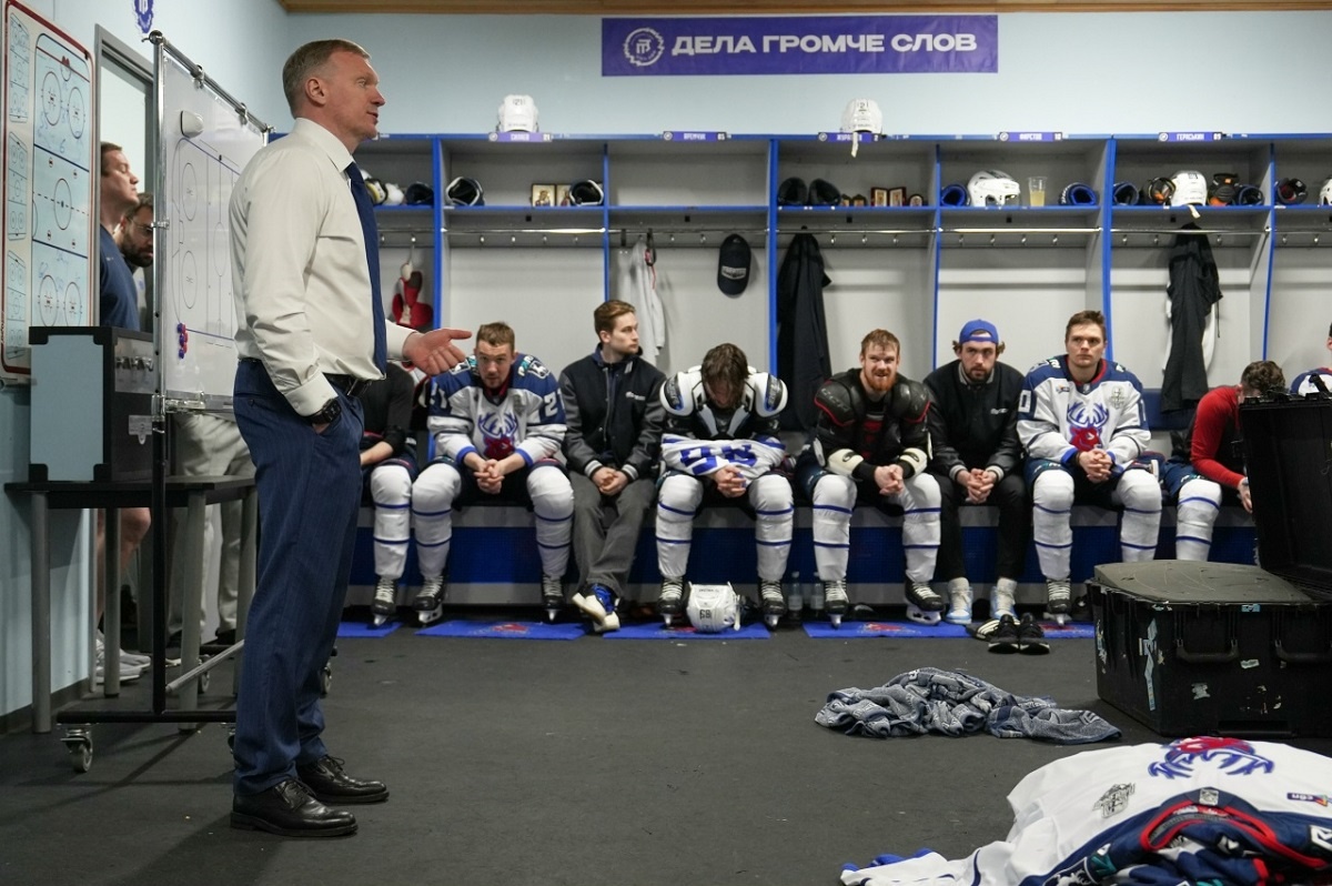    По окончании пятой четвертьфинальной игры в раздевалке торпедовцев было грустно: они рассчитывали на другой результат