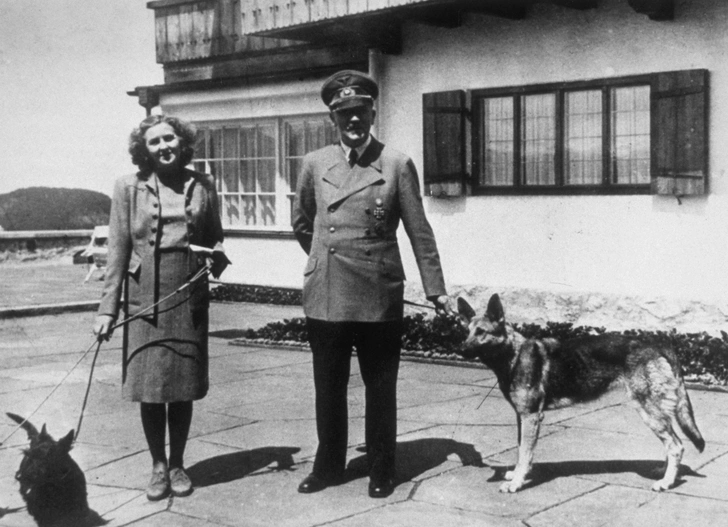 Адольф Гитлер и Ева Браун, около 1940 года. Источник изображения: сайт vokrugsveta.ru