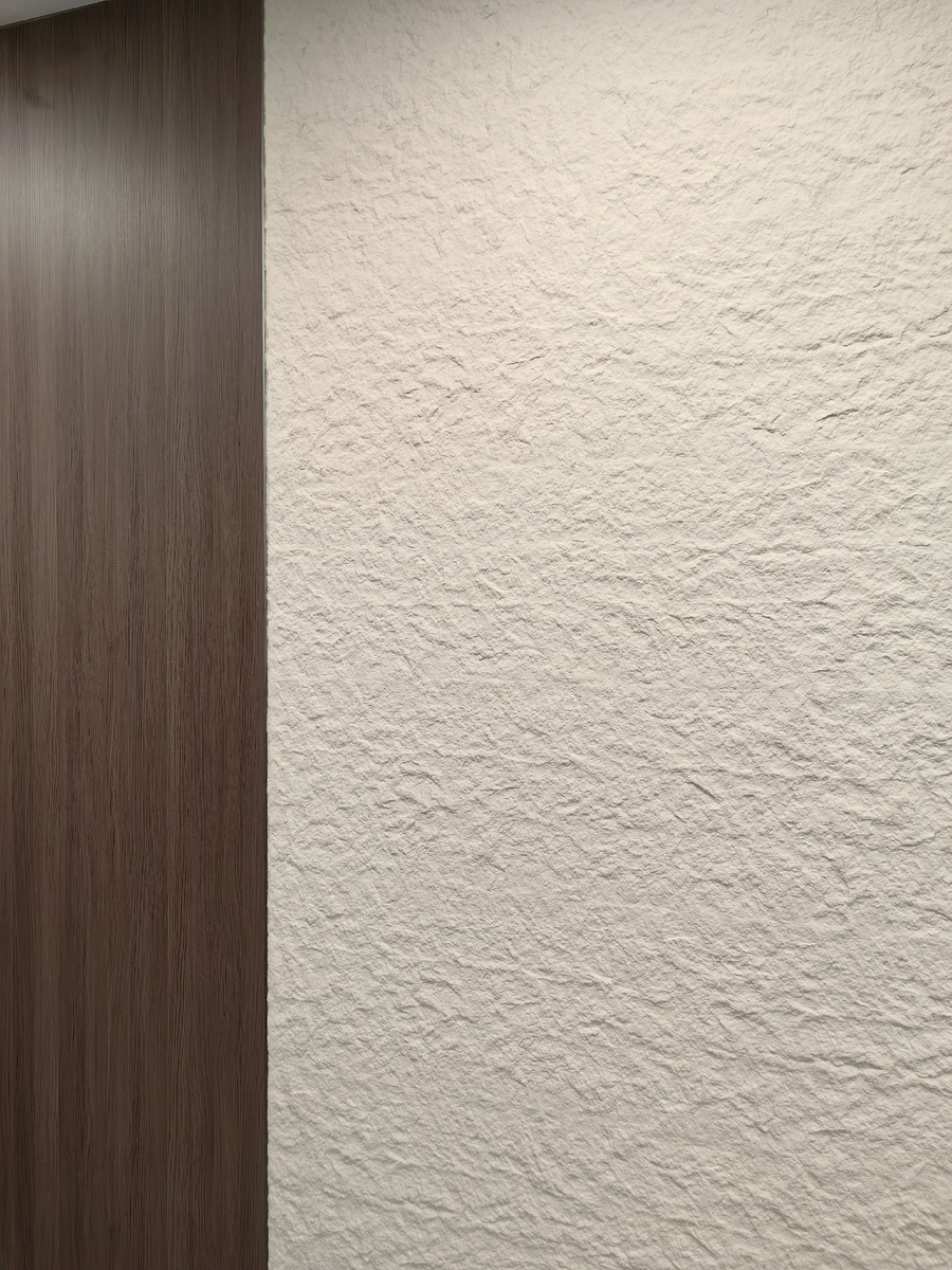 гибкая керамика в сочетании с бамбуковыми панелями