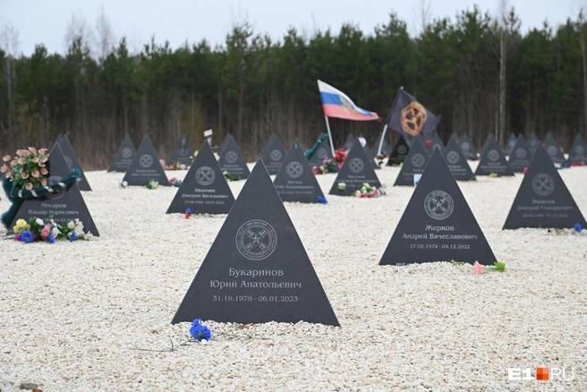 Могилы бойцов на Северном кладбище в Берёзовском. Обложка © E1.ru. / Дмитрий Емельянов