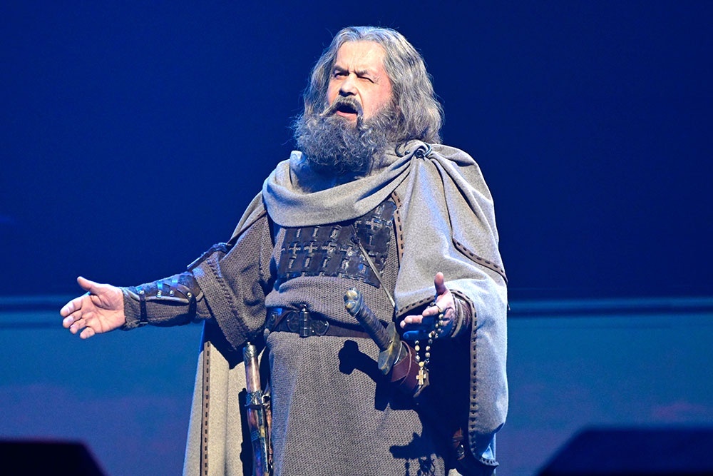    Николай Расторгуев сыграл Воеводу. А на гастролях поет его сын Павел, очень похожий на папу голосом и внешне. Но прежде не любивший сцену. / РИА Новости