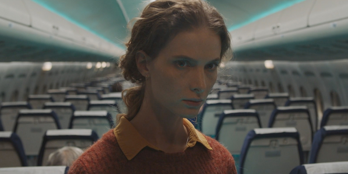 Кадр из фильма „Ряд 19“ (2021), реж. Александр Бабаев. В роли Кати — Светлана Иванова. Изображение является частью аудиовизуального произведения и защищено авторским правом.