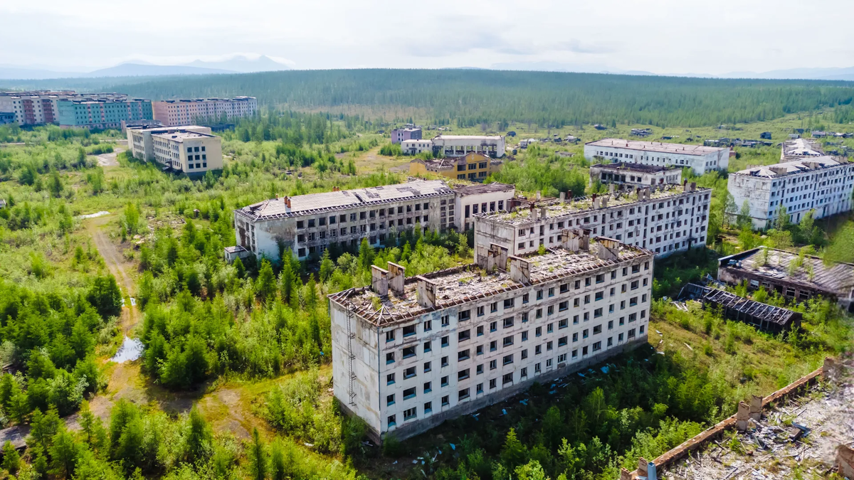 Посёлок городского типа на Колымской трассе, построен вокруг угольной шахты