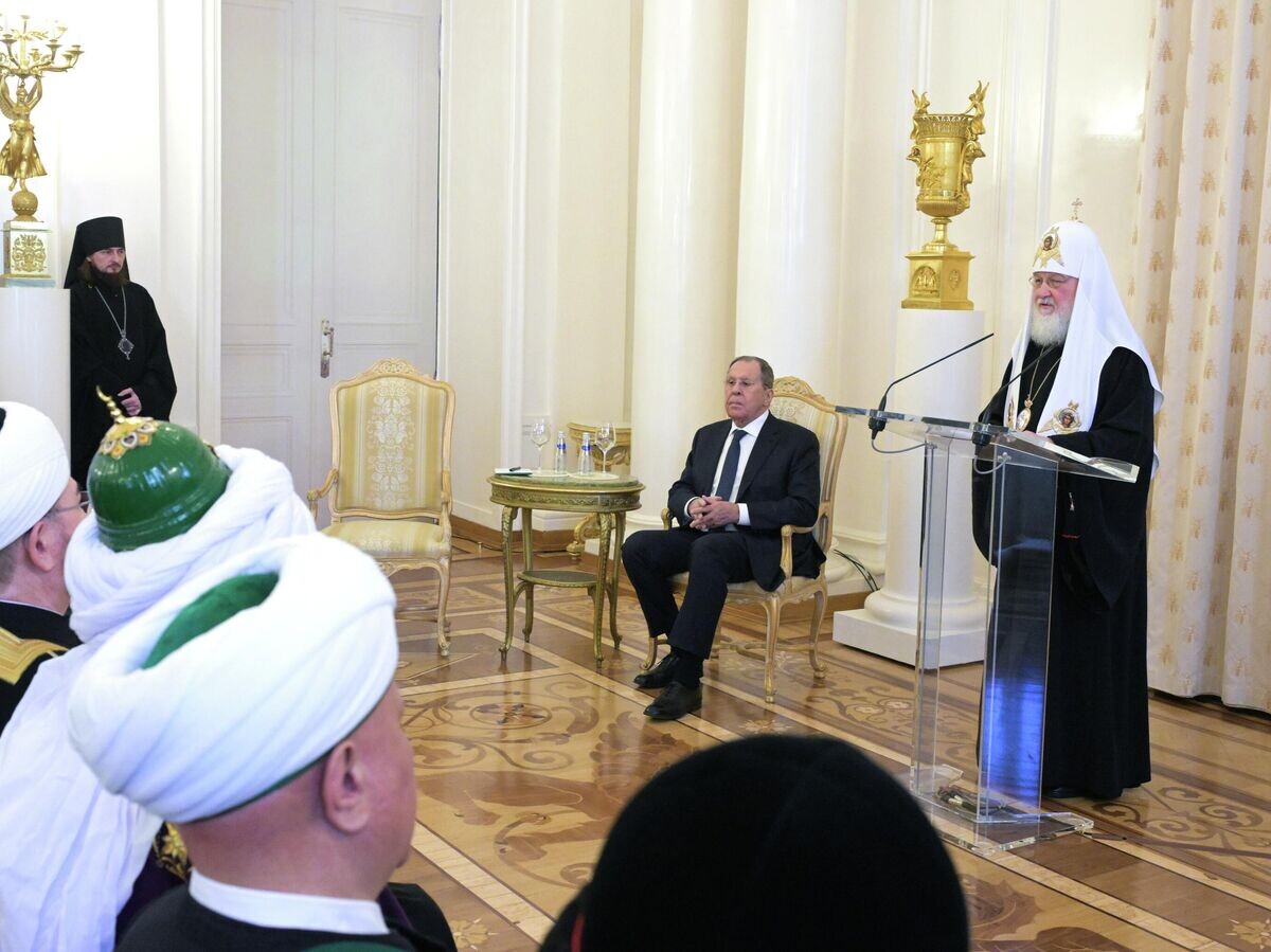    Патриарх Московский и всея Руси Кирилл и министр иностранных дел РФ Сергей Лавров на приеме по случаю православной Пасхи в МИД РФ в Москве | © РИА Новости / Алексей Никольский