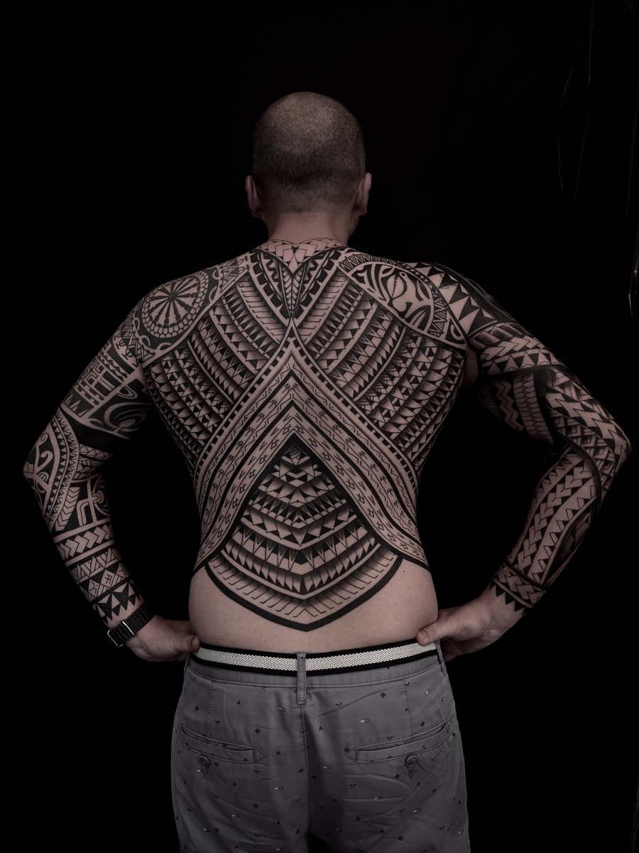 полинезия на всю спину для мужчин сделано в Орнамент