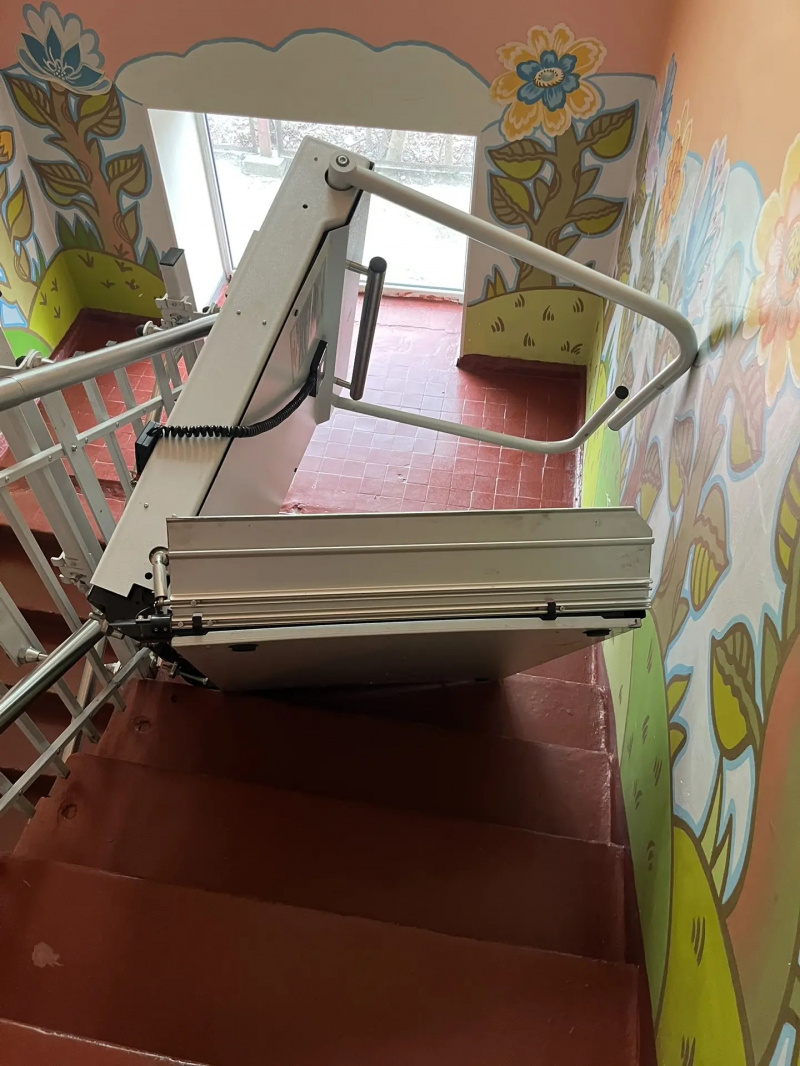    Подъемник вместе с ребенком сорвался с лестницы в школе-интернате Петрозаводскачитатель "Фактора"