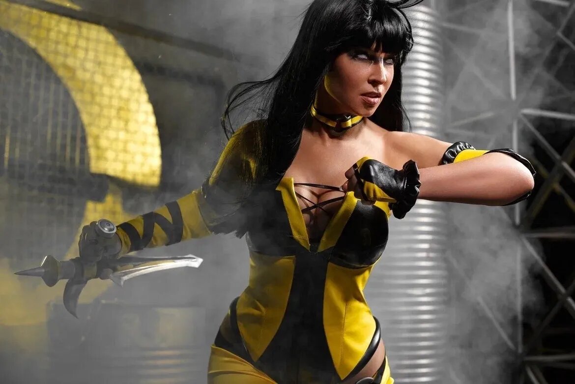 Косплей на Таню из Mortal Kombat. Косплеер: Анна Шаховская. Фотограф: VESANIA. Источник: vk.com/club210125813    📷