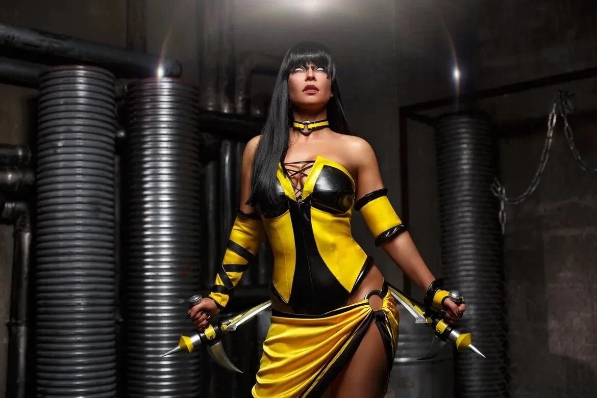 Косплей на Таню из Mortal Kombat. Косплеер: Анна Шаховская. Фотограф: VESANIA. Источник: vk.com/club210125813    📷