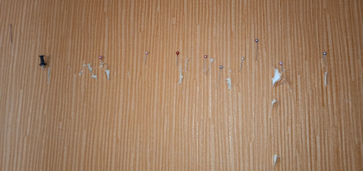 Иглы в обоях.