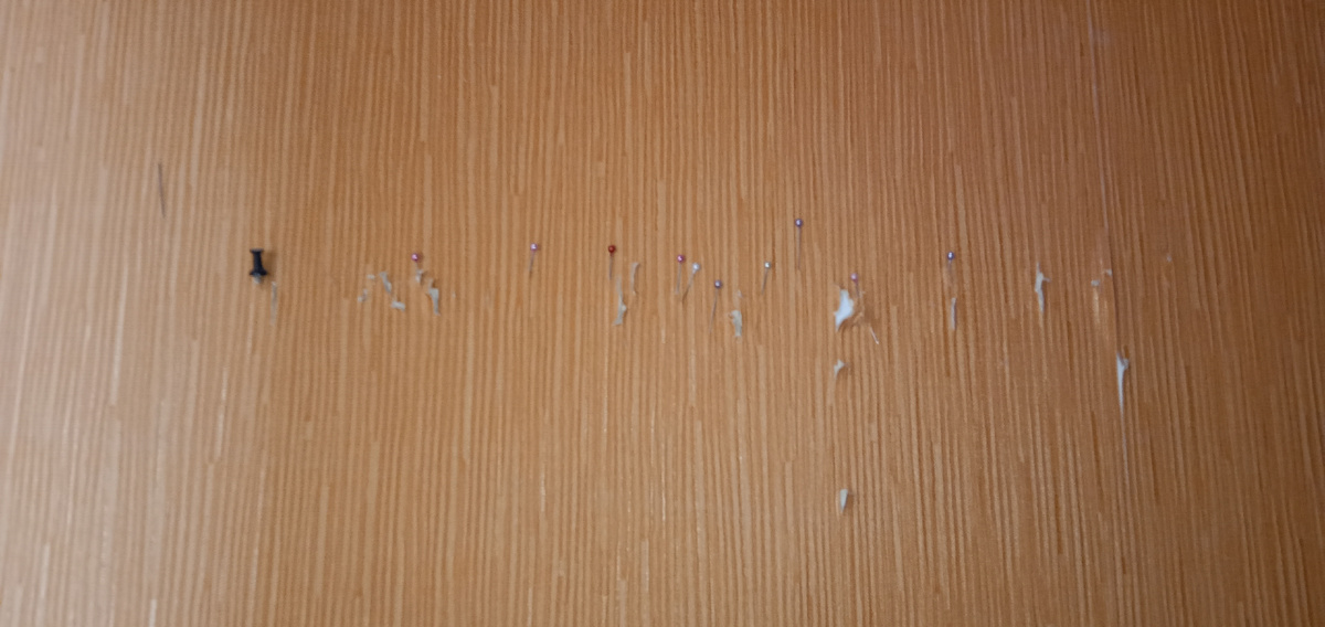 Иглы в стене.