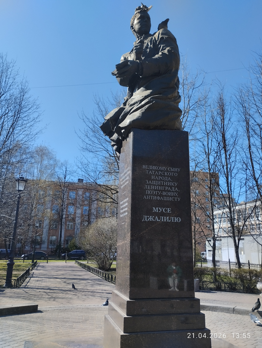 Бюст Мусы Джалиля. Бронза, гранит, 2011 г. 
