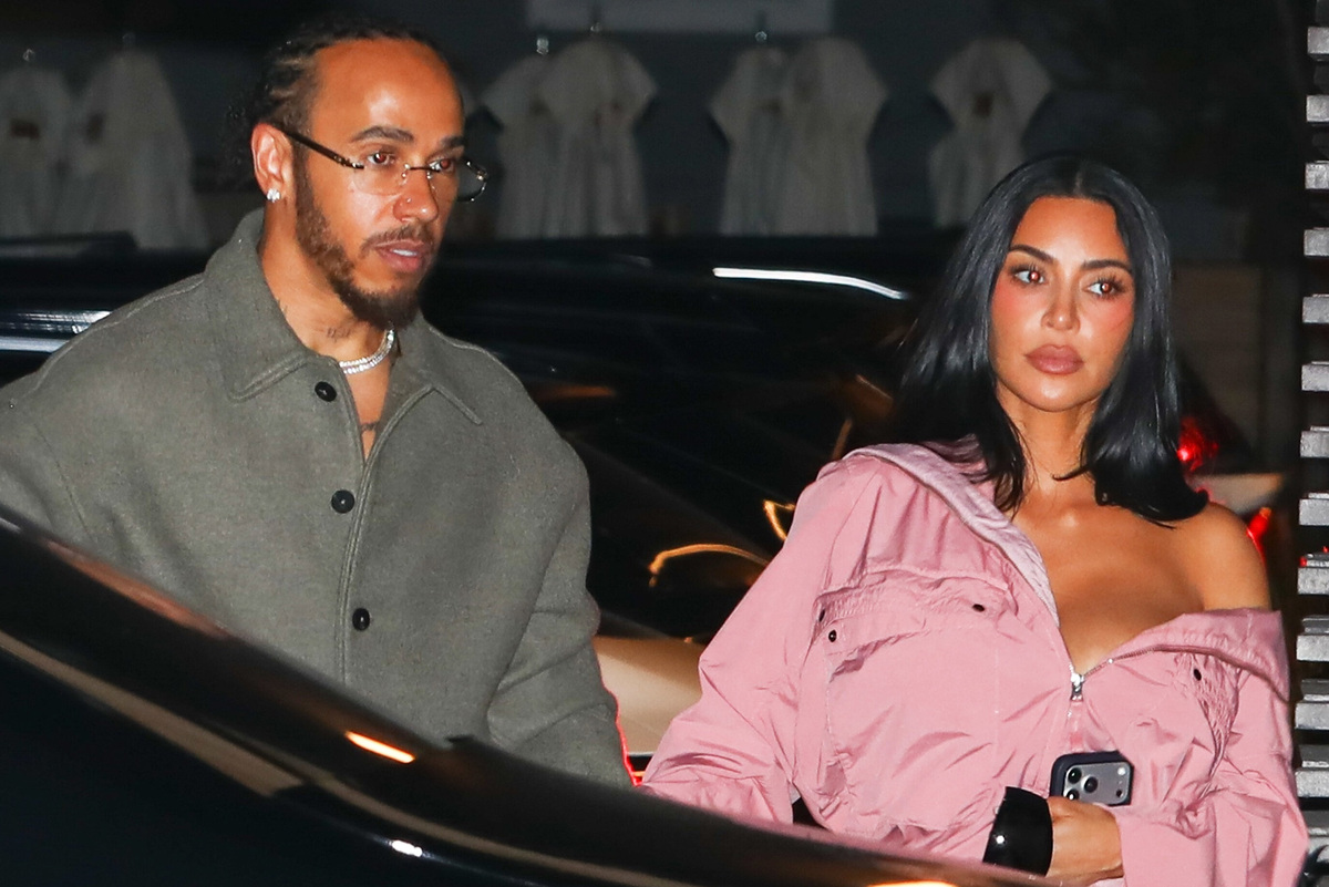     Ким Кардашьян страстно обнимала и целовала Льюиса Хэмилтона на пляже в Малибу: фото папарацци