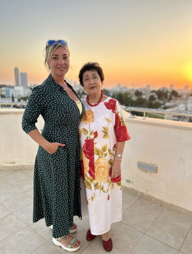 Лела с бабушкой в Бат-Яме. 2022