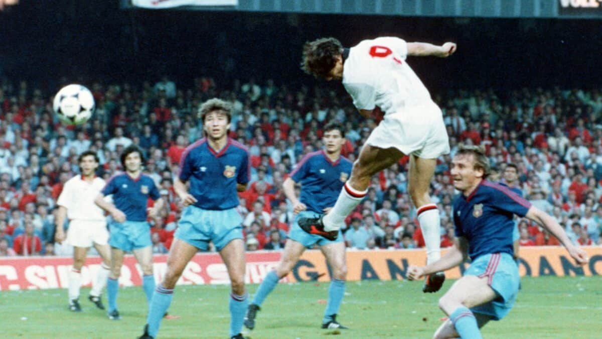    Удар головой нидерландского футболиста Марко ван Бастена / © Goodfon