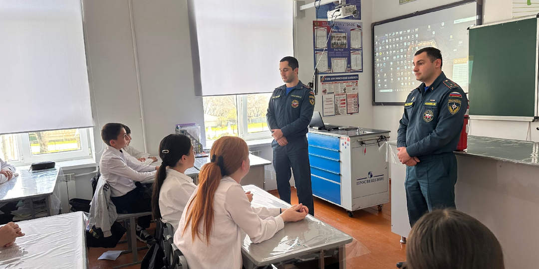В преддверии Дня пожарной охраны в подразделениях МЧС России проходят экскурсии для школьников