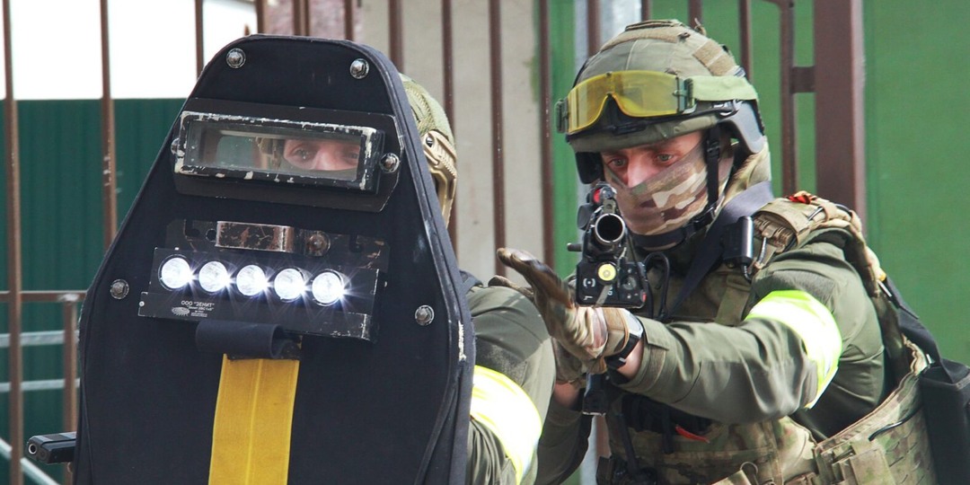 В Новосибирске сотрудники СОБР скрутили напавшего на школу вооружённого человека