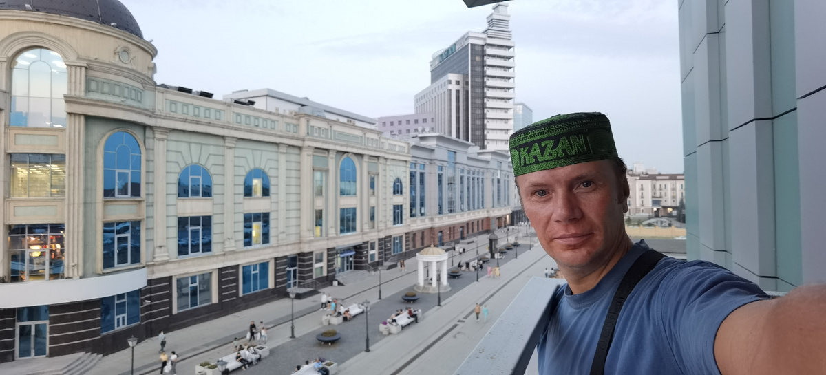 вид с балкона на нашем этаже в отеле:вид на улицу Петербургская