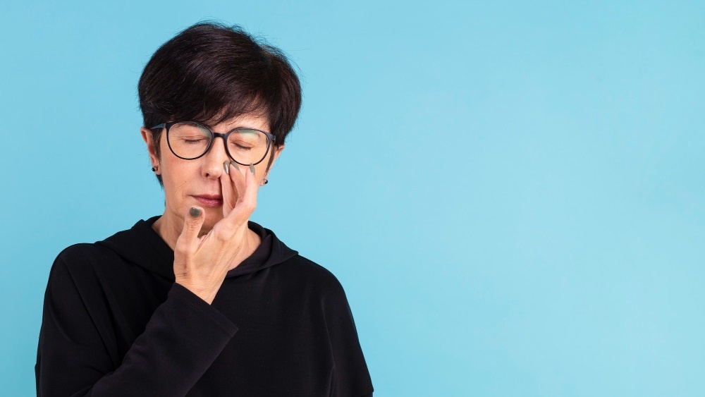 Независиом от тго, какую ноздру Вы закрываете, лучше использовать правую руку