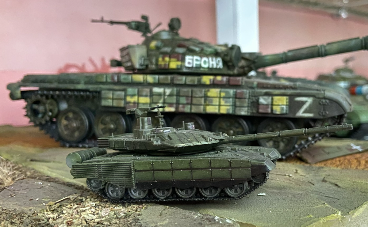 Стендовые модели от компании "Звезда". На переднем плане - модель российского основного боевого танка Т-90 МС "Прорыв". Масштаб: 1/100. Производитель: "Звезда" (Россия). 