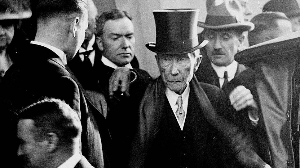 Джон Д. Рокфеллер и его сын Джон-младший уезжают со свадьбы в Гринвиче, штат Коннектикут. Источник: kommersant.ru