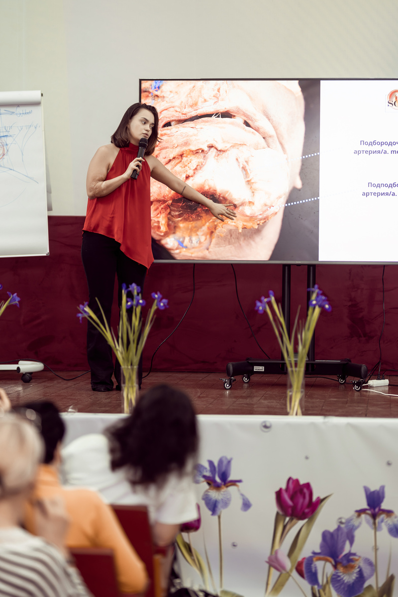 Вероника Бендосенко выступает на конференции Мезопрофф