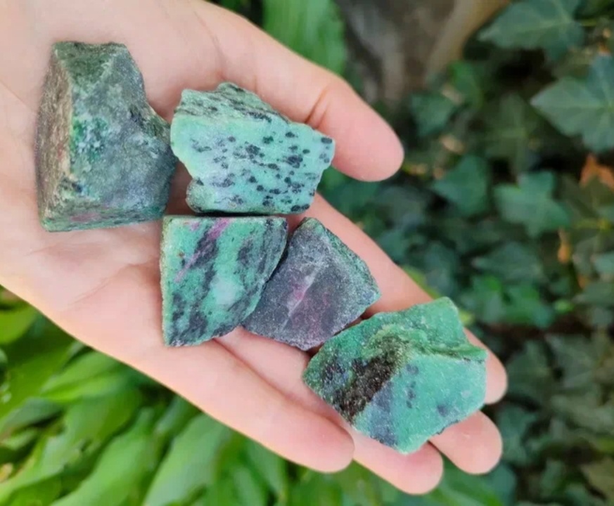 Цоизит необработанный.