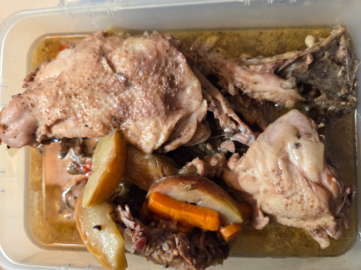 и куриные остовы-спинки (купила в "Пятёрочке" для собак две упаковки, отобрала крупненькие и потушила, нам они нравятся, лёгкие, но мясистые). Собаки тоже остались довольны.
