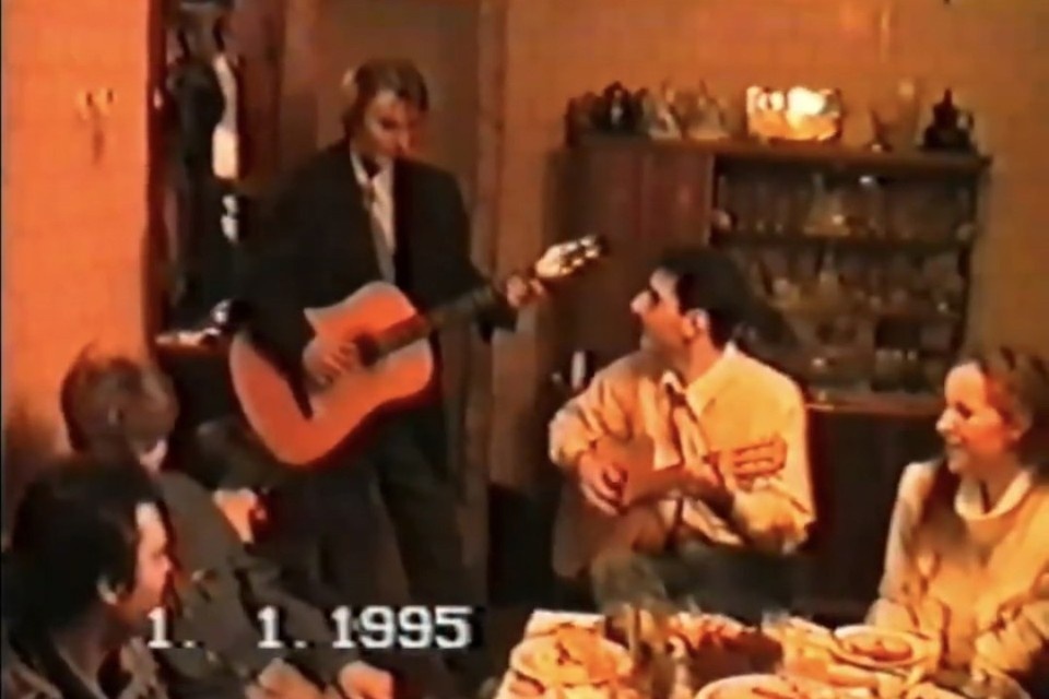    В Сети нашли героев со старой кассеты. Запись 1995 года была найдена на барахолке. Фото: блогер Регина Джи (regina_ji)