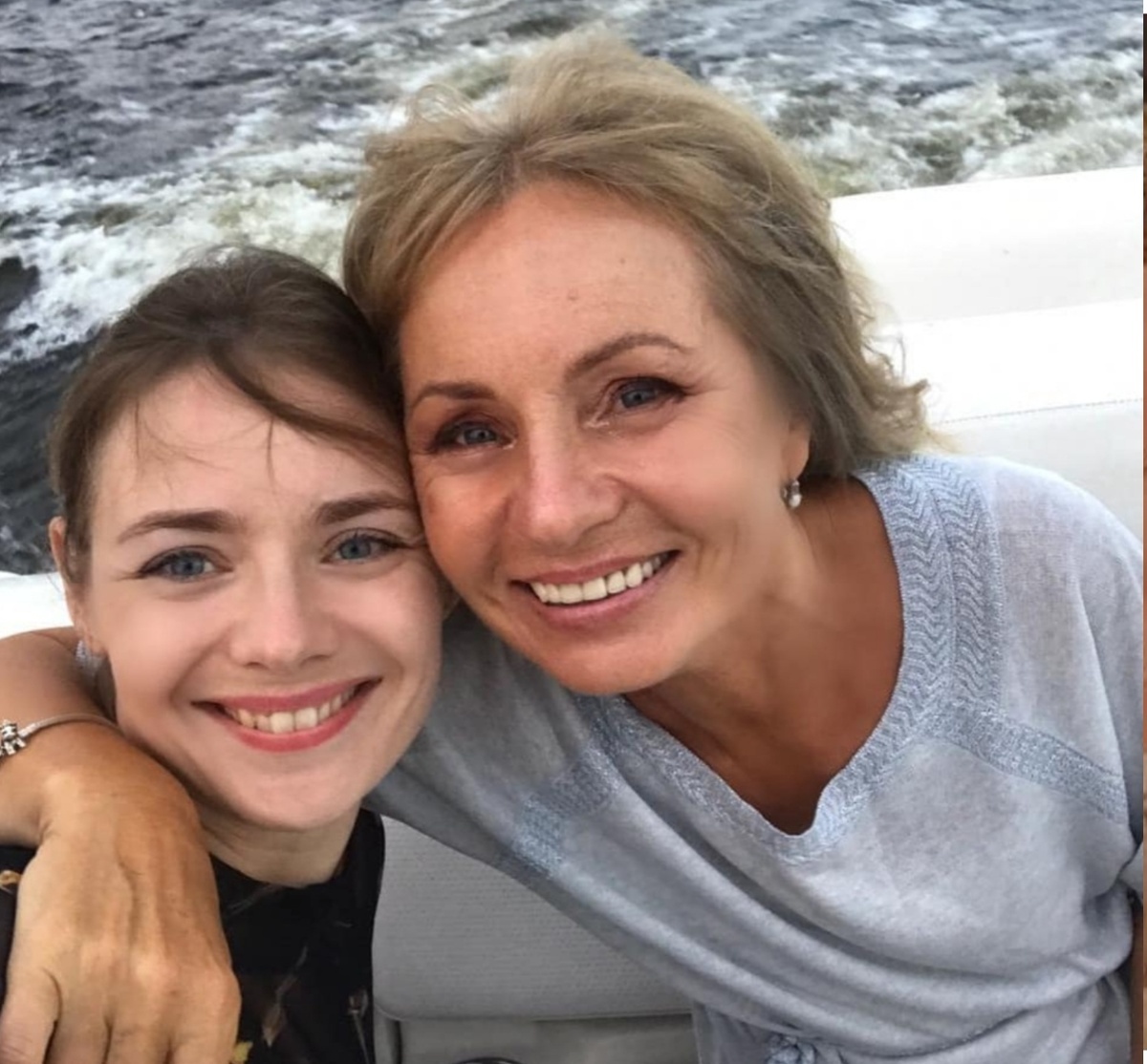 Карина Разумовская с мамой. Фото: ТВЦ